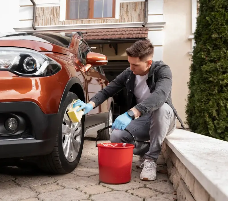 Lavage auto à domicile Fresnay-l'Évêque : professionnel intervenant sur un véhicule